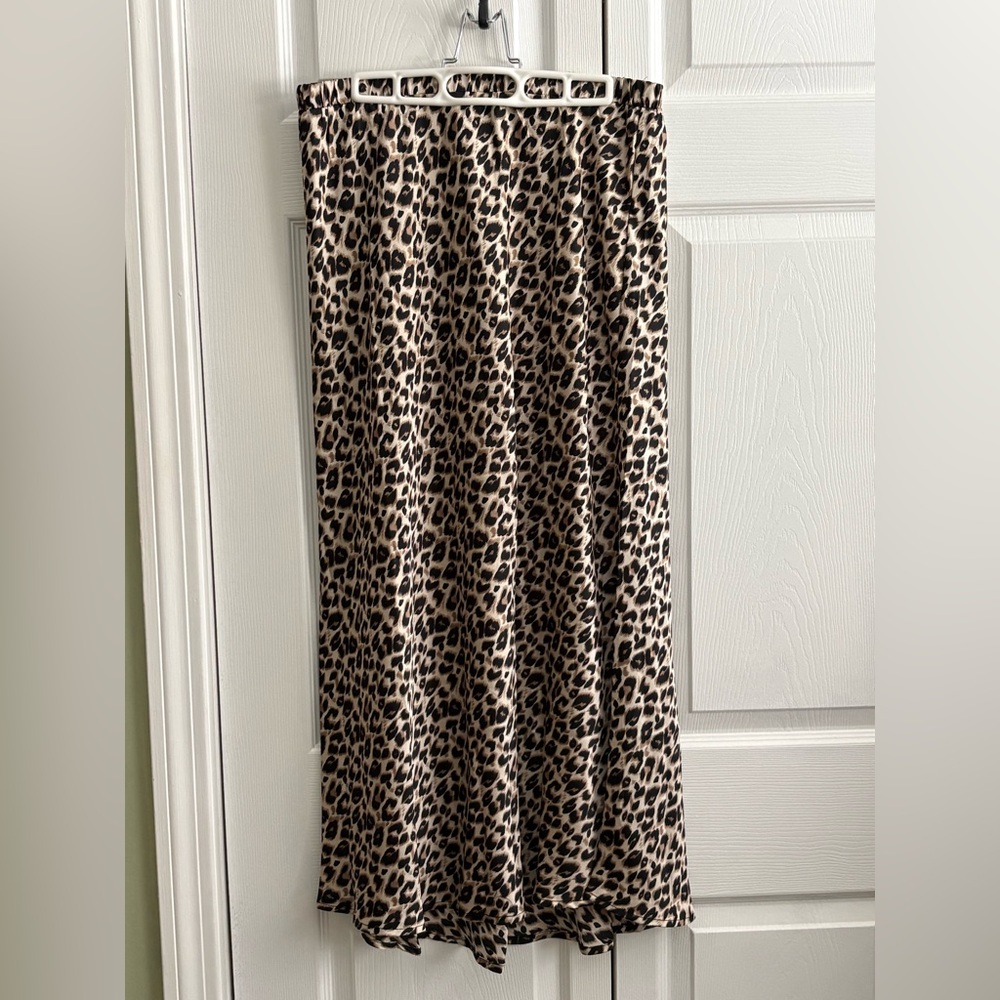 Mia & Tess Leopard Print Maxi Skirt Size Large.